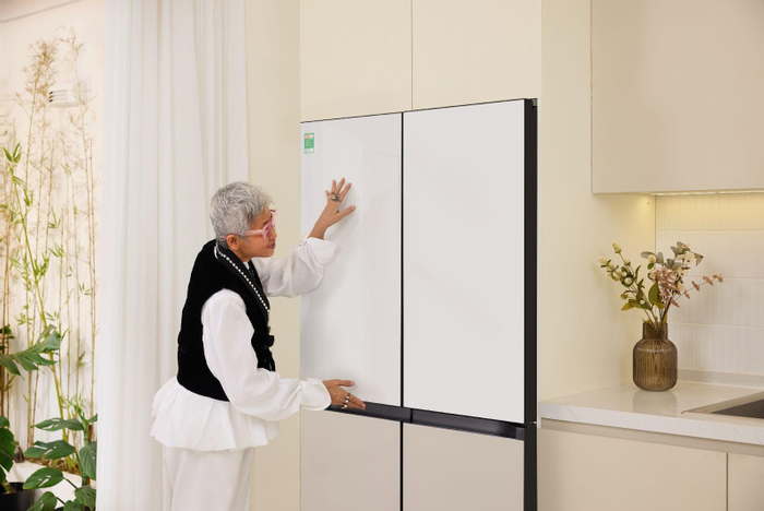 Tông màu Nâu Be của tủ lạnh Samsung Bespoke AI 4 Cửa kết hợp cùng mặt gương Glam Glass tạo chiều sâu cho không gian