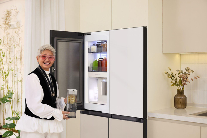 Naomi Thủy Nguyễn đã chọn tủ lạnh Samsung Bespoke AI là một mảnh ghép hoàn hảo cho tác phẩm nghệ thuật của mình