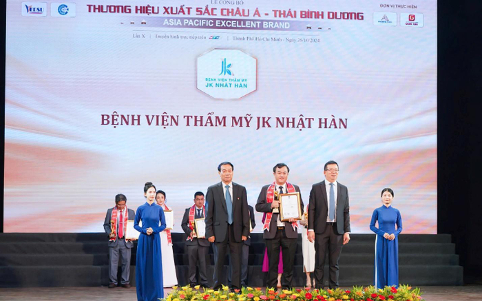 Bác sĩ Lê Viết Trí đón nhận cúp vàng Thương hiệu xuất sắc Châu Á – Thái Bình Dương năm 2024
