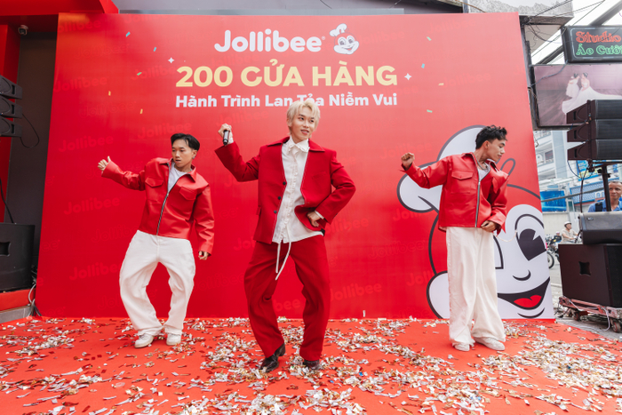 Kay Trần khuấy động không khí tại buổi khai trương ngày 12/12