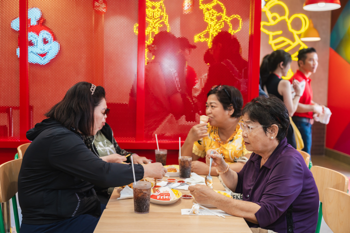 Không gian cửa hàng phù hợp cho cả gia đình, nhóm bạn bè, đồng nghiệp đến thưởng thức các món ngon