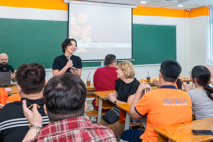 Sinh viên HUTECH được học cùng thầy cô người bản ngữ ngay từ năm nhất 