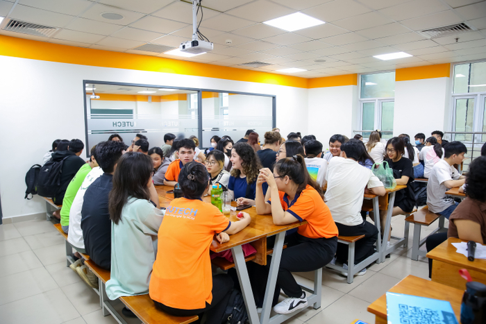 Một buổi sinh hoạt CLB của sinh viên Ngôn ngữ Anh