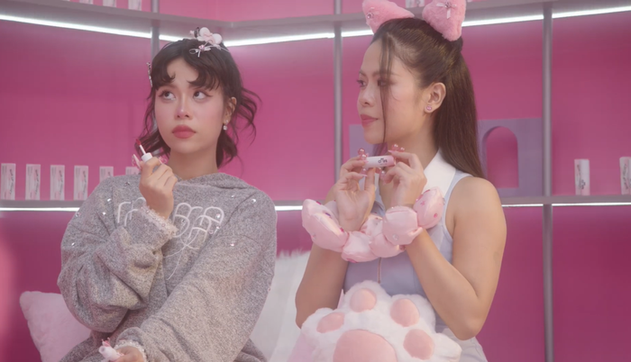 Dù thử phong cách nào, thỏi son của tlinh cũng có thể “cân tất”.