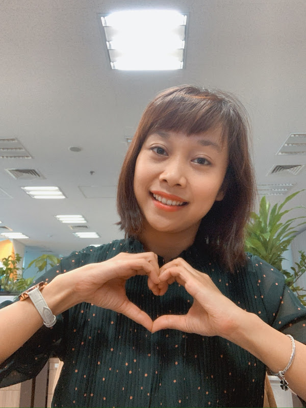 Công việc của một Biên tập viên đòi hỏi chị Mai phải có một đôi mắt sáng khỏe, tự tin.