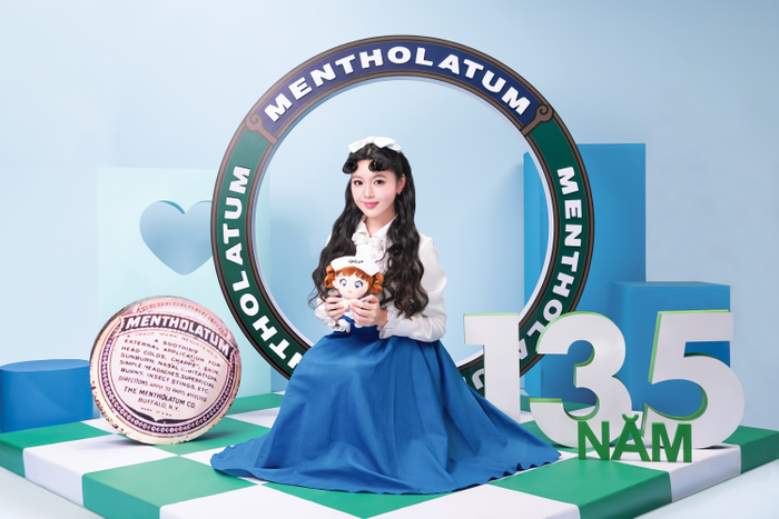 Trong trang phục vintage đầy nữ tính, Lọ Lem tái hiện lại hình ảnh cô y tá biểu tượng của Mentholatum&nbsp;