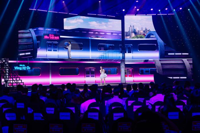 Mỗi tiết mục đặc sắc đều được khéo léo gài gắm những chi tiết gợi đến tính năng LIVE trên TikTok.