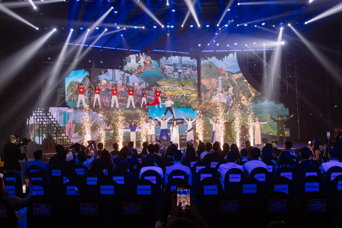 Màu cờ Việt Nam xuất hiện trên sân khấu lớn - nơi các LIVE creator cùng hòa ca và biểu diễn trong tiết mục tôn vinh tình yêu quê hương, đất nước.