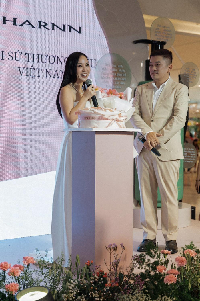 Đại sứ thương hiệu Hannah Olala phát biểu tại sự kiện