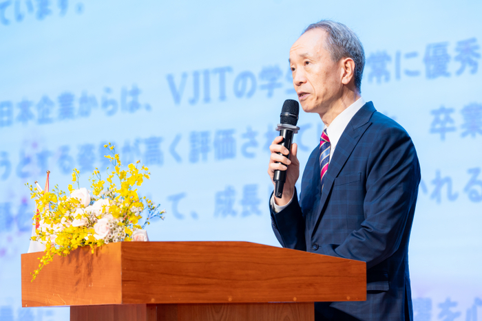 Ngài Ono Masuo gửi gắm lời chúc và kỳ vọng thành công đến các tân kỹ sư, cử nhân chương trình Việt - Nhật