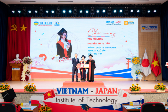 Nguyễn Thị Quyên - tân cử nhân tốt nghiệp xuất sắc vượt tiến độ, thủ khoa đầu ra ngành Quản trị kinh doanh VJIT