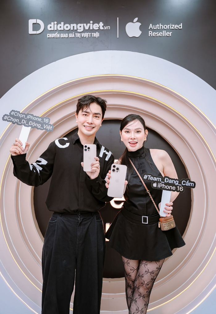 Cặp đôi check-in cùng iPhone 16 Pro Max Titan Sa Mạc.