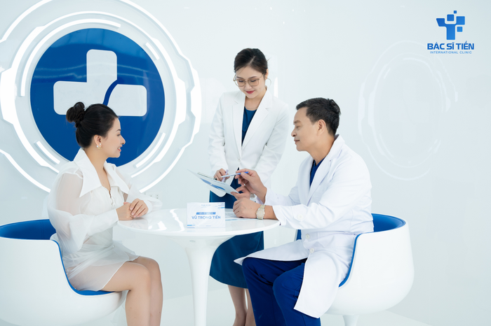 Bác sĩ Tiến trong một ca thăm khám cho khách hàng 