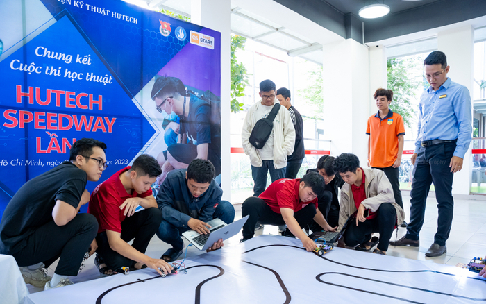 Chịu chơi như sinh viên HUTECH: 'Chạy show' hết học thuật lại tới văn hóa, nghệ thuật, thể thao Ảnh 2