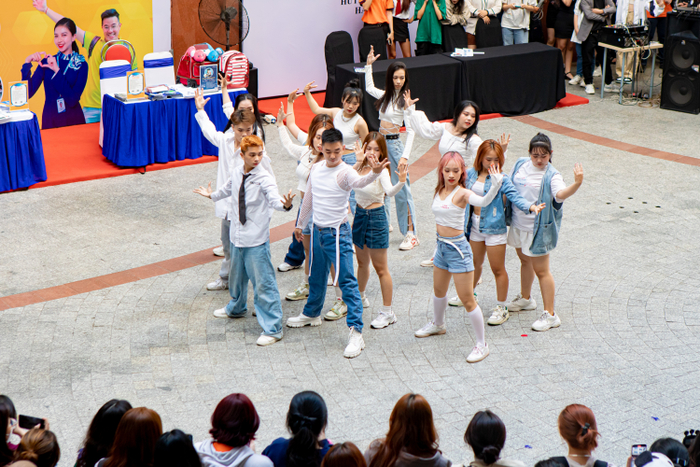 “Sân khấu” trình diễn nghệ thuật tưng bừng ngay tại sân trường