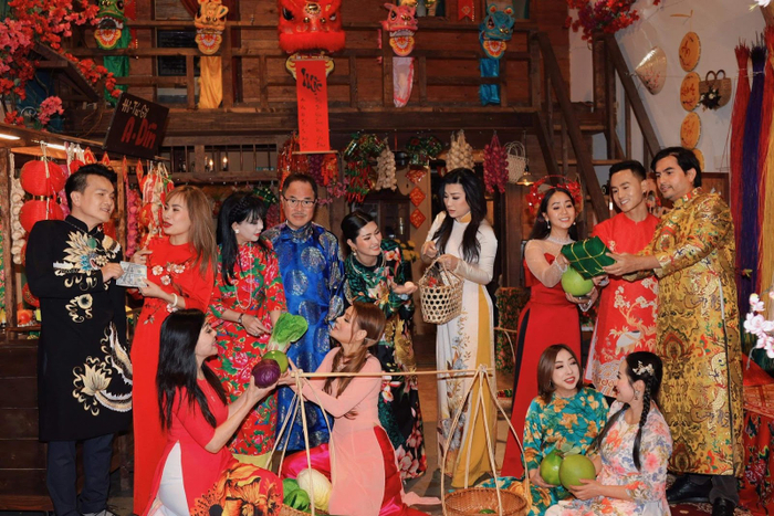 Là thành viên CLB nghệ sĩ, Tara Hà thường xuyên gặp các bạn trong các sự kiện Tết, lễ hội.