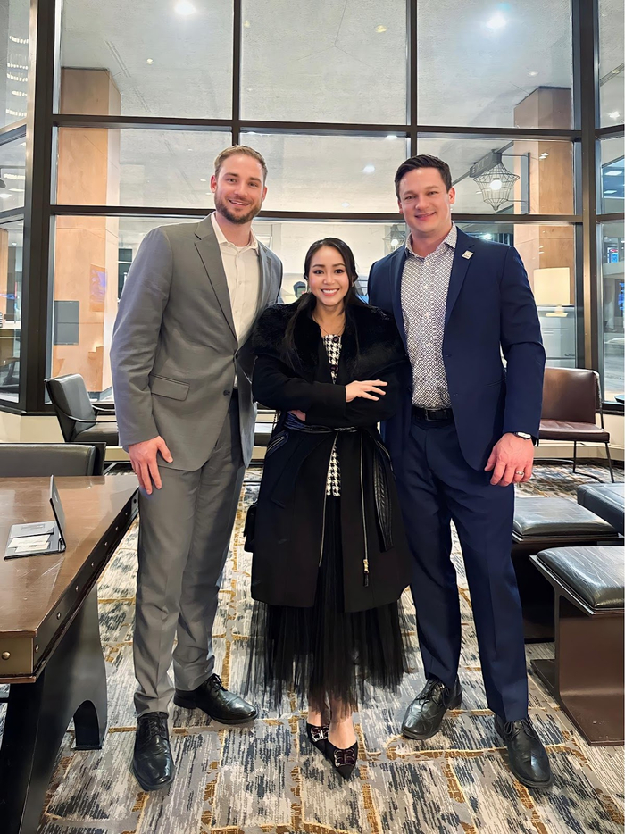 Tara dẫn được nhận xét là cô gái xinh đẹp và giỏi chuyên môn.