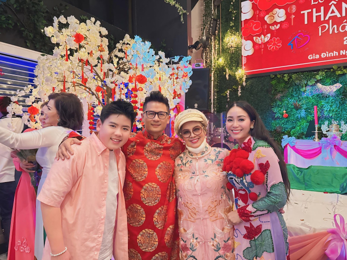 Chung với người anh, ca sĩ Bằng Kiều và mẹ nuôi. Người đã dạy dỗ, yêu thương Tara rất nhiều.