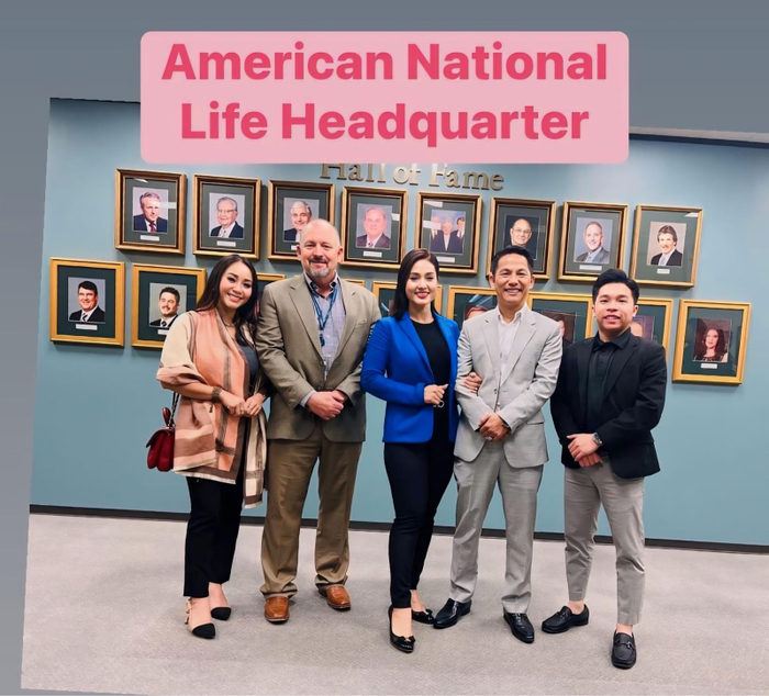 Tara Hà cùng các đồng nghiệp tại công ty bảo hiểm.