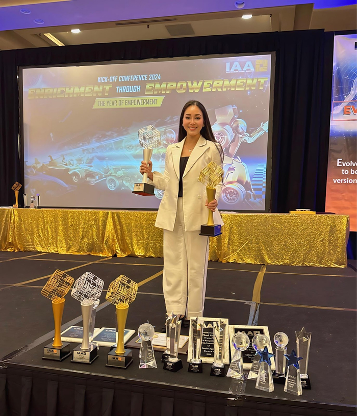 Tara bên những giải thưởng mới nhất nhận được