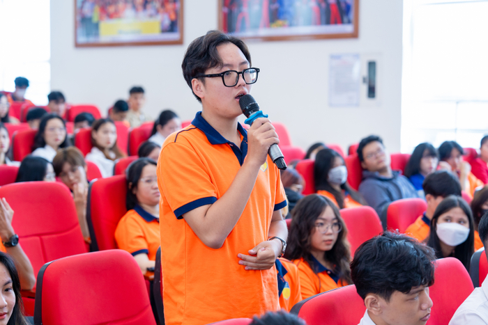 Sinh viên lắng nghe trao đổi và chủ động đối thoại cùng doanh nhân