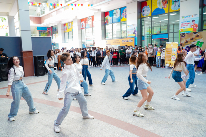 Sinh viên HUTECH “xõa” tài năng văn hóa - nghệ thuật ngay sân trường