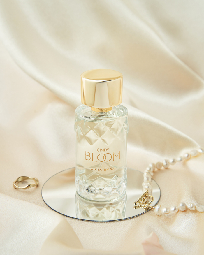 Cindy Bloom Aura Rosa đong đầy tất cả những cung bậc cảm xúc cùng những khát vọng theo đuổi cái đẹp vô hạn.