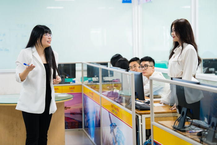 Giờ học mô phỏng tại trường tạo bước đệm giúp sinh viên HUTECH thạo việc