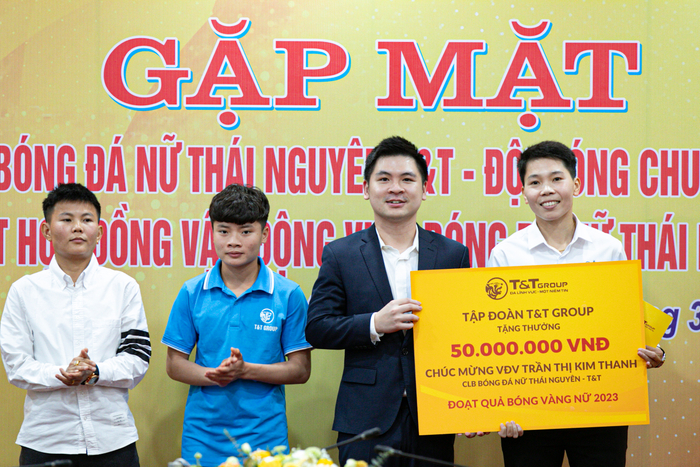 Ông Đỗ Vinh Quang, Phó Chủ tịch HĐQT Tập đoàn T&T tặng thưởng cho Quả bóng vàng nữ Việt Nam 2023 Trần Thị Kim Thanh. 