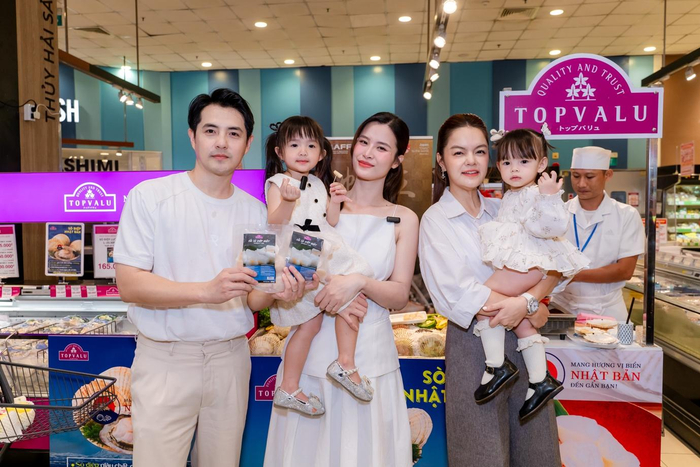 Gia đình Nhi Thắng và ca sĩ Phạm Quỳnh Anh thưởng thức sò điệp tươi sống Nhật Bản đầu tiên tại AEON Tân Phú