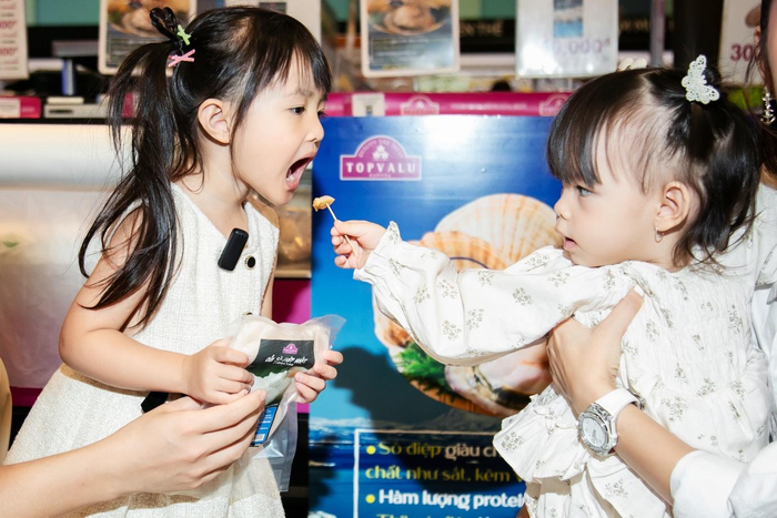 Con gái của Phạm Quỳnh Anh và Winnie cũng rất đam mê món sò điệp 