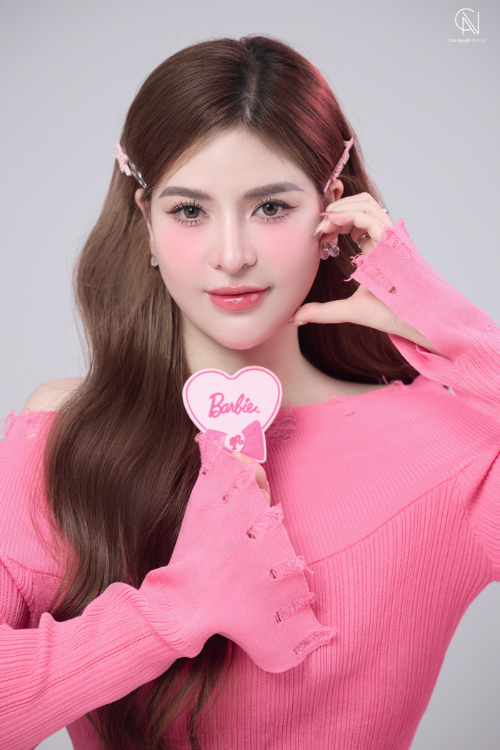 Cô nàng khiến fan thích thú với bộ ảnh Pinky siêu ngọt ngào.