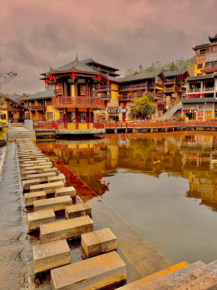 Chỉ cần bước qua biên giới, du khách sẽ được chiêm ngưỡng nhiều cảnh đẹp tại Trung Quốc