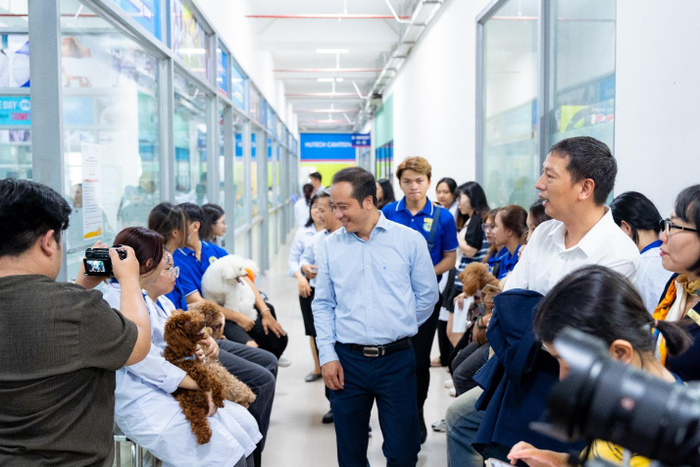 Đông đảo sinh viên, thầy cô HUTECH mang thú cưng đến thăm khám, điều trị
