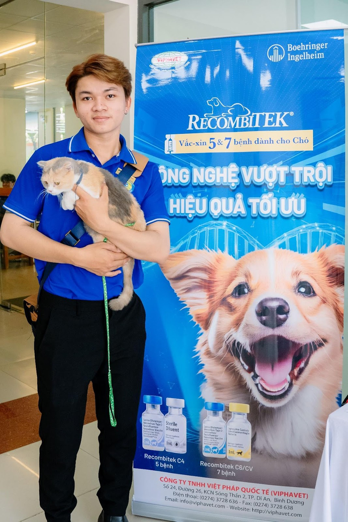 Bạn Nguyễn Văn Sang phấn khởi khi được tận mắt chứng kiến các chuyên gia thực hiện nghiệp vụ chuyên môn và trải nghiệm nghề thực tế ngay tại sự kiện