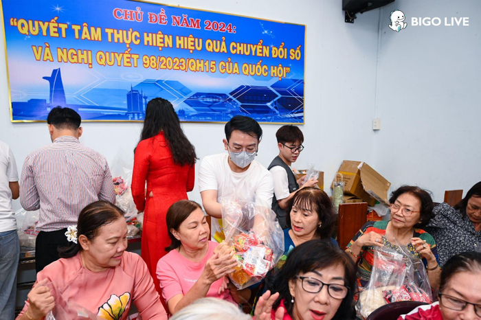 Hơn 100 phần quà đã được gửi tặng đến các “chị đẹp” nhân ngày 8.3