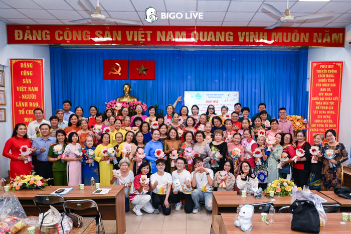 Tấm ảnh lưu niệm của nhân viên Bigo Live Việt Nam cùng các “chị đẹp”
