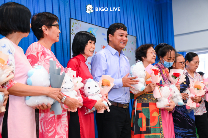 Các 'chị đẹp' với nụ cười hạnh phúc khi được nhận những món quà tri ân từ Bigo Live Việt Nam.