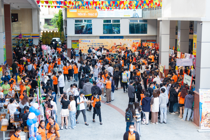 Sinh viên HUTECH tìm hiểu văn hóa xứ Đài tại Ngày hội văn hóa ẩm thực Đài Loan ngay trong khuôn viên trường