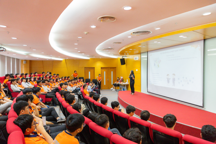 Nhiều thông tin giá trị được các nhà quản lý, chuyên viên cung cấp đến HUTECH-ers