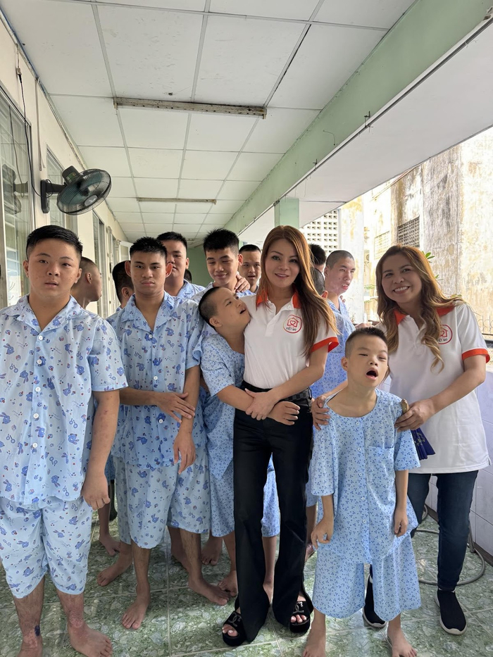 Hoa hậu Thanh Mai trong một chương trình từ thiện tại Trung tâm  nuôi dưỡng các em tật nguyền, kém may mắn.