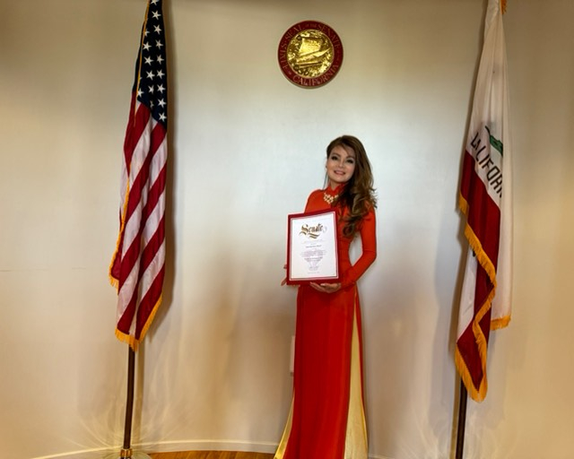 Hoa hậu Thanh Mai nhận giải thưởng vinh danh tại văn phòng Thượng nghị sĩ tiểu bang Califonia.