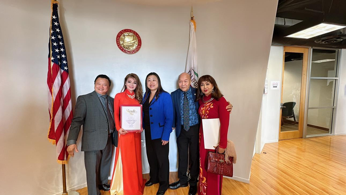 Hoa hậu Thanh Mai (áo dài đỏ) nhận chúc mừng từ bạn bè và các doanh nhân có mặt tại sự kiện của Văn phòng  Thượng nghị sĩ tiểu bang Califonia.