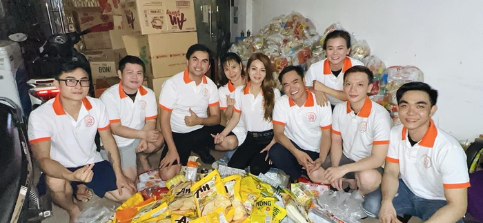 Hoa hậu Thanh Mai chủ tịch sáng lập Quỹ từ thiện “Trái Tim Việt Mỹ” cùng MC, diễn viên  Đức Tiến,  và các thành viên trong một chương trình từ thiện trao qua tại Đồng Nai.