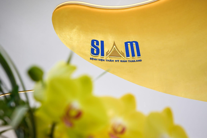 Phòng lễ tân dát vàng 24k sang trọng và lộng lẫy