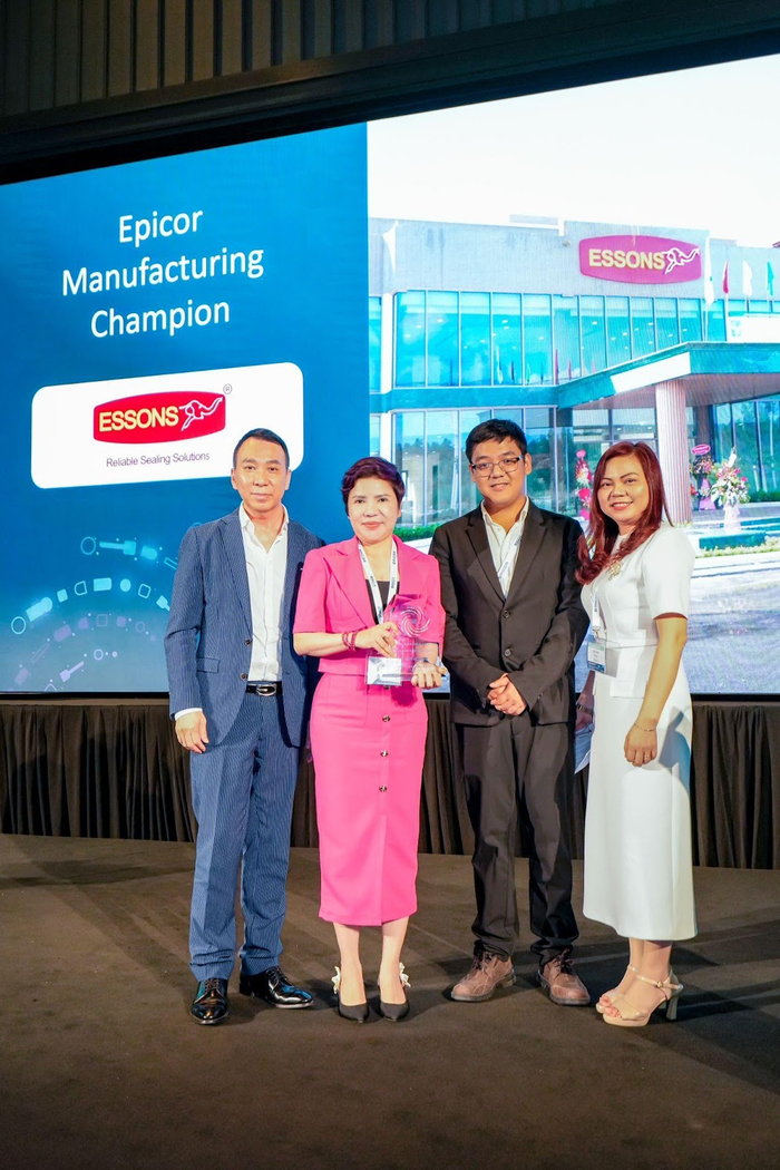 Đại diện Esson (thứ 2 từ trái sang) – Giám đốc Essons Global - nhận Giải thưởng Epicor Champion 2024