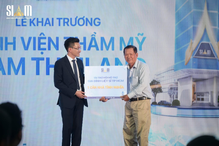 Ông Thái Hoàng Sơn - Chủ tịch HĐQT, Tổng Giám đốc Bệnh viện Thẩm mỹ SIAM Thailand trao tặng 1 căn nhà tình nghĩa - Hỗ trợ gia đình liệt sĩ TP. Hồ Chí Minh.