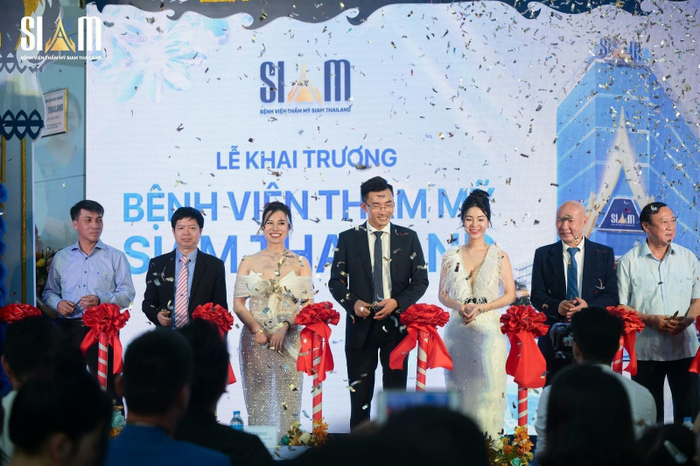 Ban lãnh đạo bệnh viện thẩm mỹ Siam Thailand cắt băng khai trương bệnh viện 500 tỷ