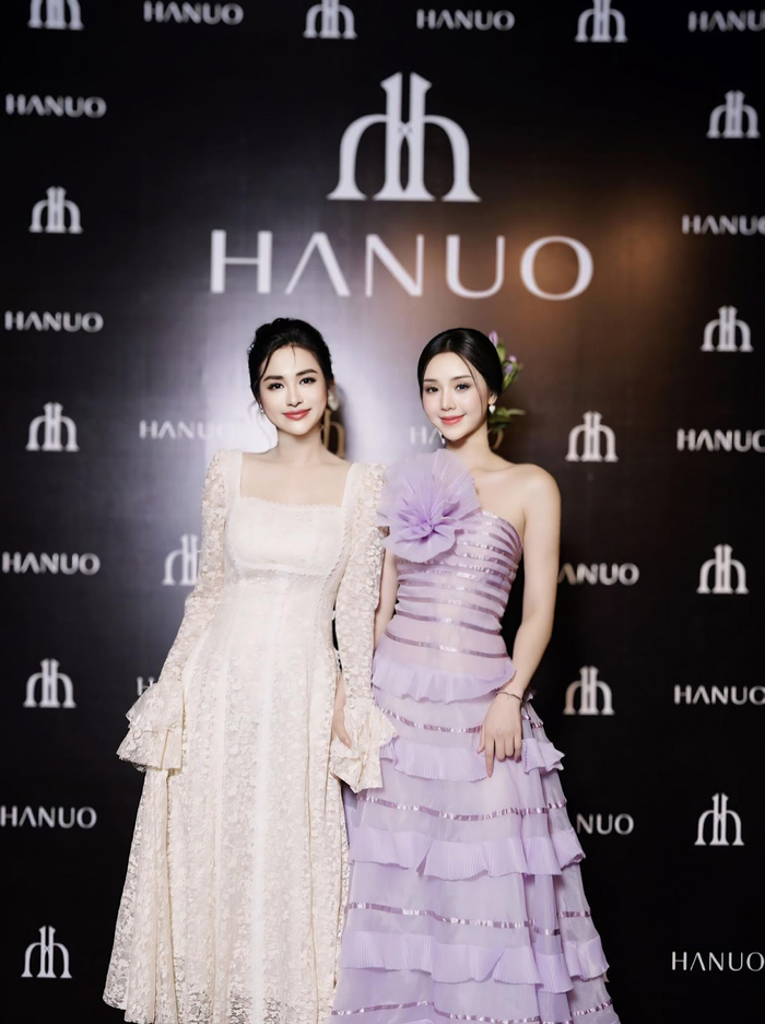 NTK Hà Trịnh (trái) giới thiệu bộ sưu tập mới cho thương hiệu Hanuo với nàng thơ Quỳnh Kool.