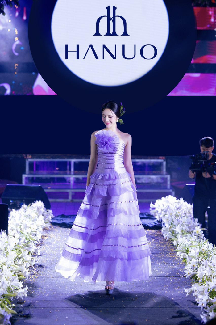 First face Quỳnh Kool hóa đóa hoa mong manh trên sàn diễn, catwalk trong sự hưởng ứng nồng nhiệt của khán giả.